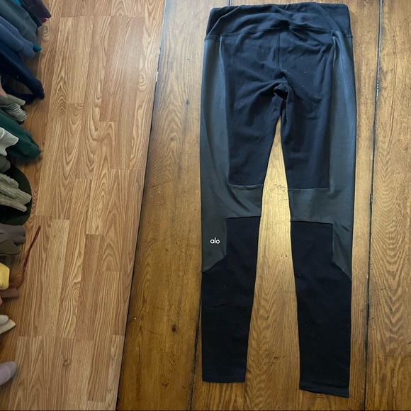 ALO Yoga Leggings - Picture 4 of 7